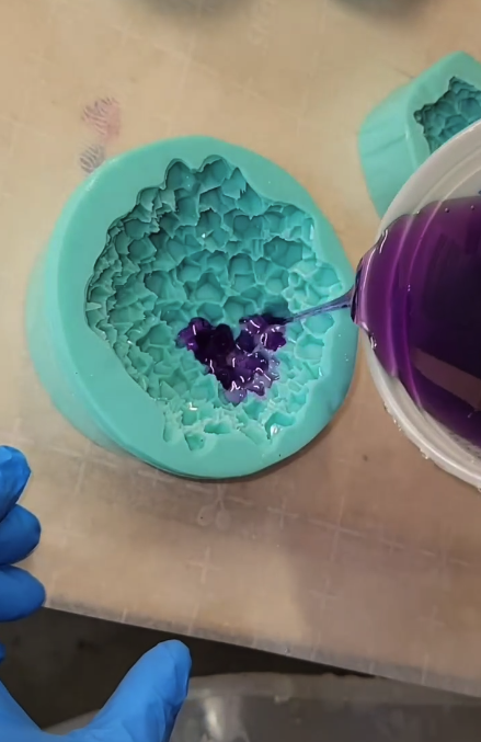 Peças de resina feitas com moldes de silicone